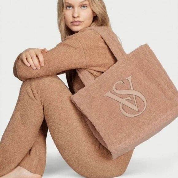✨VICTORIAS SECRET COZY PLUSH SHERPA TOTE BAG✨ - Picture 1 of 10